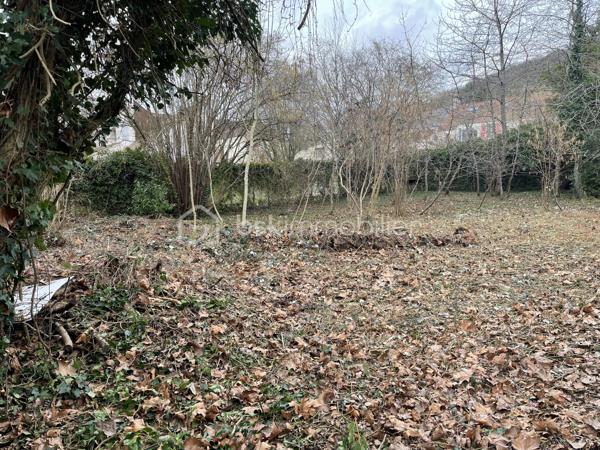 Dans un fond d'impasse, terrain de 621 m² constructible, Zone UA, surface plancher autorisée 200m². Terrain plat. Etude de sol réalisée. Libre constructeur.
Le terrain est situé dans un périmètre soumis à l'accord des Bâtiments de France. Clos de murs. La parcelle en jaune sur le plan joint.