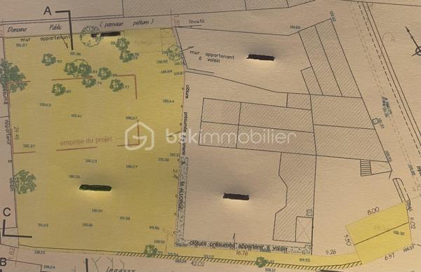 Dans un fond d'impasse, terrain de 621 m² constructible, Zone UA, surface plancher autorisée 200m². Terrain plat. Etude de sol réalisée. Libre constructeur.
Le terrain est situé dans un périmètre soumis à l'accord des Bâtiments de France. Clos de murs. La parcelle en jaune sur le plan joint.