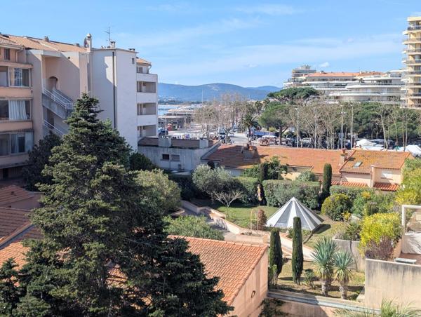 Appartement traversant avec loggia exposée SUD à proximité immédiate du bord de mer et des commodités, parking