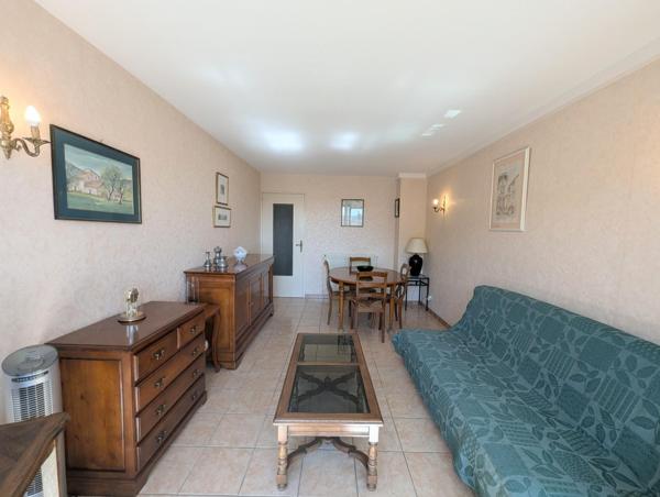 Appartement traversant avec loggia exposée SUD à proximité immédiate du bord de mer et des commodités, parking