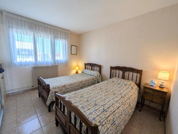 Appartement traversant avec loggia exposée SUD à proximité immédiate du bord de mer et des commodités, parking