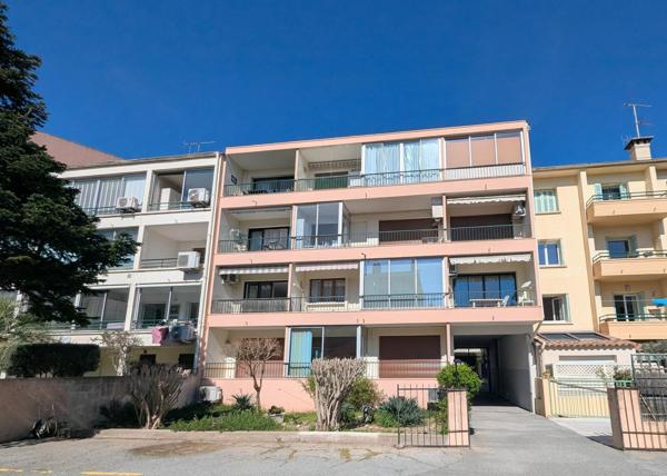 Appartement traversant avec loggia exposée SUD à proximité immédiate du bord de mer et des commodités, parking