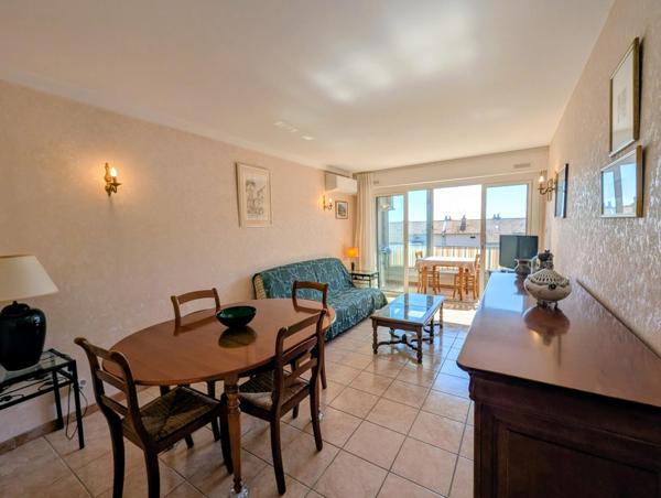 Appartement traversant avec loggia exposée SUD à proximité immédiate du bord de mer et des commodités, parking