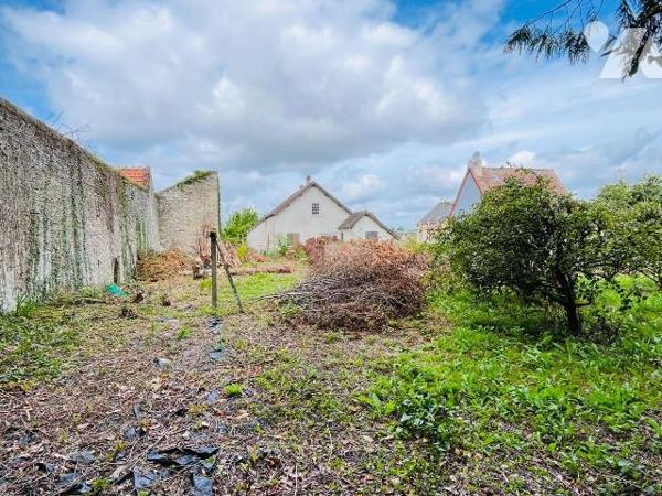 A vendre, dans le centre de Cerisy-la-Forêt, à proximité des commerces, écoles et à seulement q...