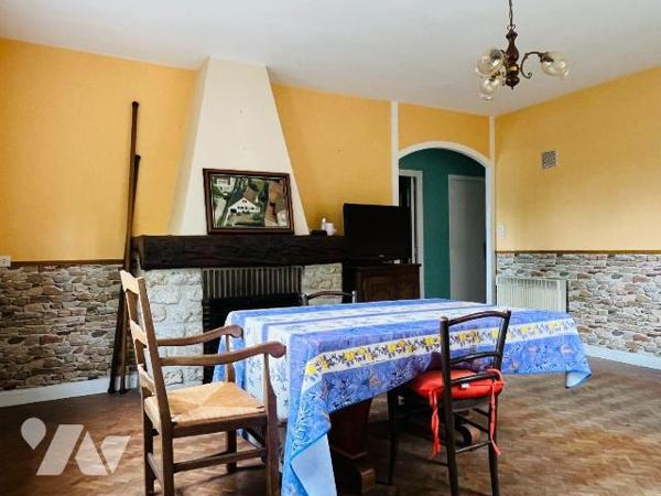 A vendre, dans le centre de Cerisy-la-Forêt, à proximité des commerces, écoles et à seulement q...