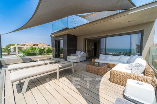 Exceptionnelle villa d'architecte en première ligne face à la mer