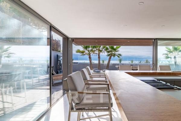 Exceptionnelle villa d'architecte en première ligne face à la mer