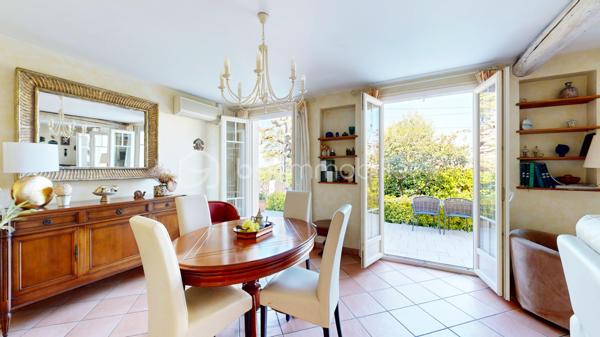 À quelques minutes de Labège - Découvrez cette maison avec son beau jardin, arboré, fleuri, intime et sans vis-à-vis : un véritable écrin de verdure, rare sur le secteur.

Dans un environnement CALME, en fond d’impasse à Escalquens, cette maison familiale développe environ 170 m² au sol et offre des volumes bien pensés.  ( DPE 134m2 )

L’entrée dessert un salon-séjour lumineux avec cheminée, ainsi qu’une cuisine indépendante avec buanderie attenante.

La vie de la maison se fait principalement de plain-pied, avec au rez-de-chaussée quatre grandes chambres et une salle d'eau.

À l’étage, un vaste espace aujourd’hui aménagé en chambre dispose de sa propre salle de bains, de WC et de rangements : idéal pour une suite parentale, un espace indépendant ou une salle de jeux.

Plusieurs terrasses prolongent les espaces de vie et permettent de profiter pleinement des extérieurs. La parcelle de 1180M2 environ est piscinable.

Maison très bien entretenue,  avec GARAGE et abri de jardin. 

Emplacement pratique : écoles, collège et lycée à proximité, futur métro de Labège à 5 minutes. Seulement 20 minutes de TOULOUSE - 30 minutes de BLAGNAC - 18 minutes du CNES.

Taxe foncière : 1334 euros

Un bien coup de coeur à venir découvrir rapidement.