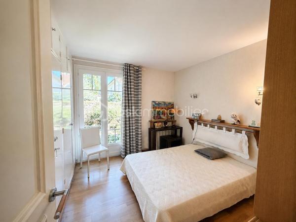 À quelques minutes de Labège - Découvrez cette maison avec son beau jardin, arboré, fleuri, intime et sans vis-à-vis : un véritable écrin de verdure, rare sur le secteur.

Dans un environnement CALME, en fond d’impasse à Escalquens, cette maison familiale développe environ 170 m² au sol et offre des volumes bien pensés.  ( DPE 134m2 )

L’entrée dessert un salon-séjour lumineux avec cheminée, ainsi qu’une cuisine indépendante avec buanderie attenante.

La vie de la maison se fait principalement de plain-pied, avec au rez-de-chaussée quatre grandes chambres et une salle d'eau.

À l’étage, un vaste espace aujourd’hui aménagé en chambre dispose de sa propre salle de bains, de WC et de rangements : idéal pour une suite parentale, un espace indépendant ou une salle de jeux.

Plusieurs terrasses prolongent les espaces de vie et permettent de profiter pleinement des extérieurs. La parcelle de 1180M2 environ est piscinable.

Maison très bien entretenue,  avec GARAGE et abri de jardin. 

Emplacement pratique : écoles, collège et lycée à proximité, futur métro de Labège à 5 minutes. Seulement 20 minutes de TOULOUSE - 30 minutes de BLAGNAC - 18 minutes du CNES.

Taxe foncière : 1334 euros

Un bien coup de coeur à venir découvrir rapidement.
