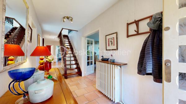 À quelques minutes de Labège - Découvrez cette maison avec son beau jardin, arboré, fleuri, intime et sans vis-à-vis : un véritable écrin de verdure, rare sur le secteur.

Dans un environnement CALME, en fond d’impasse à Escalquens, cette maison familiale développe environ 170 m² au sol et offre des volumes bien pensés.  ( DPE 134m2 )

L’entrée dessert un salon-séjour lumineux avec cheminée, ainsi qu’une cuisine indépendante avec buanderie attenante.

La vie de la maison se fait principalement de plain-pied, avec au rez-de-chaussée quatre grandes chambres et une salle d'eau.

À l’étage, un vaste espace aujourd’hui aménagé en chambre dispose de sa propre salle de bains, de WC et de rangements : idéal pour une suite parentale, un espace indépendant ou une salle de jeux.

Plusieurs terrasses prolongent les espaces de vie et permettent de profiter pleinement des extérieurs. La parcelle de 1180M2 environ est piscinable.

Maison très bien entretenue,  avec GARAGE et abri de jardin. 

Emplacement pratique : écoles, collège et lycée à proximité, futur métro de Labège à 5 minutes. Seulement 20 minutes de TOULOUSE - 30 minutes de BLAGNAC - 18 minutes du CNES.

Taxe foncière : 1334 euros

Un bien coup de coeur à venir découvrir rapidement.