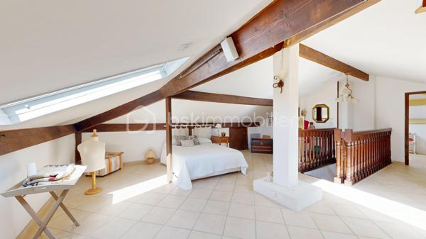 À quelques minutes de Labège - Découvrez cette maison avec son beau jardin, arboré, fleuri, intime et sans vis-à-vis : un véritable écrin de verdure, rare sur le secteur.

Dans un environnement CALME, en fond d’impasse à Escalquens, cette maison familiale développe environ 170 m² au sol et offre des volumes bien pensés.  ( DPE 134m2 )

L’entrée dessert un salon-séjour lumineux avec cheminée, ainsi qu’une cuisine indépendante avec buanderie attenante.

La vie de la maison se fait principalement de plain-pied, avec au rez-de-chaussée quatre grandes chambres et une salle d'eau.

À l’étage, un vaste espace aujourd’hui aménagé en chambre dispose de sa propre salle de bains, de WC et de rangements : idéal pour une suite parentale, un espace indépendant ou une salle de jeux.

Plusieurs terrasses prolongent les espaces de vie et permettent de profiter pleinement des extérieurs. La parcelle de 1180M2 environ est piscinable.

Maison très bien entretenue,  avec GARAGE et abri de jardin. 

Emplacement pratique : écoles, collège et lycée à proximité, futur métro de Labège à 5 minutes. Seulement 20 minutes de TOULOUSE - 30 minutes de BLAGNAC - 18 minutes du CNES.

Taxe foncière : 1334 euros

Un bien coup de coeur à venir découvrir rapidement.