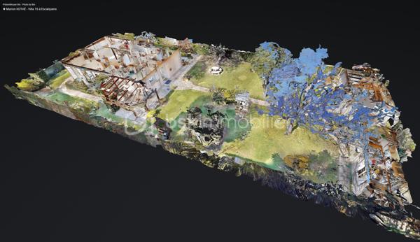 À quelques minutes de Labège - Découvrez cette maison avec son beau jardin, arboré, fleuri, intime et sans vis-à-vis : un véritable écrin de verdure, rare sur le secteur.

Dans un environnement CALME, en fond d’impasse à Escalquens, cette maison familiale développe environ 170 m² au sol et offre des volumes bien pensés.  ( DPE 134m2 )

L’entrée dessert un salon-séjour lumineux avec cheminée, ainsi qu’une cuisine indépendante avec buanderie attenante.

La vie de la maison se fait principalement de plain-pied, avec au rez-de-chaussée quatre grandes chambres et une salle d'eau.

À l’étage, un vaste espace aujourd’hui aménagé en chambre dispose de sa propre salle de bains, de WC et de rangements : idéal pour une suite parentale, un espace indépendant ou une salle de jeux.

Plusieurs terrasses prolongent les espaces de vie et permettent de profiter pleinement des extérieurs. La parcelle de 1180M2 environ est piscinable.

Maison très bien entretenue,  avec GARAGE et abri de jardin. 

Emplacement pratique : écoles, collège et lycée à proximité, futur métro de Labège à 5 minutes. Seulement 20 minutes de TOULOUSE - 30 minutes de BLAGNAC - 18 minutes du CNES.

Taxe foncière : 1334 euros

Un bien coup de coeur à venir découvrir rapidement.