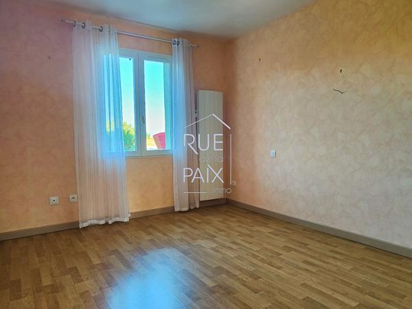 86490 COLOMBIERS Plain-pied 4 chambres, sur 2170m² de terrain avec pisicne.