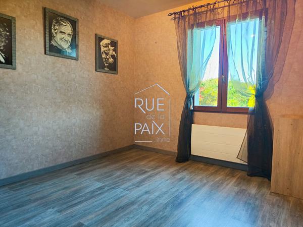 86490 COLOMBIERS Plain-pied 4 chambres, sur 2170m² de terrain avec pisicne.