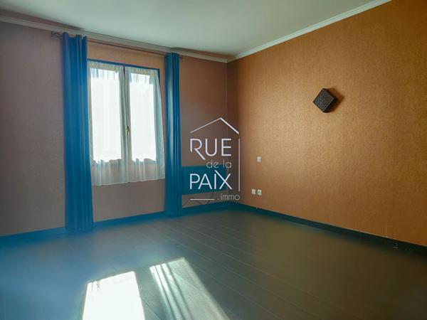 86490 COLOMBIERS Plain-pied 4 chambres, sur 2170m² de terrain avec pisicne.
