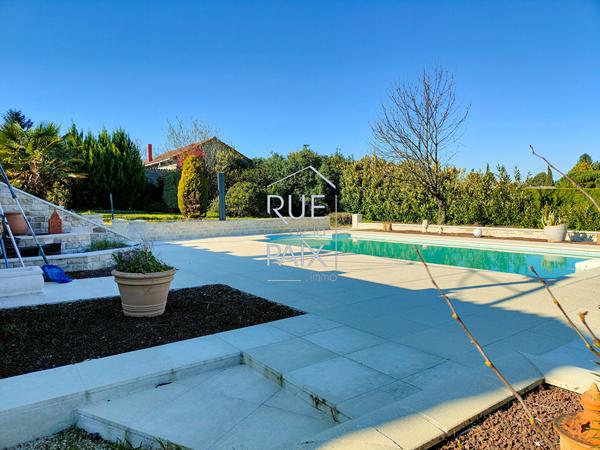 86490 COLOMBIERS Plain-pied 4 chambres, sur 2170m² de terrain avec pisicne.