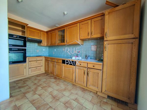 86490 COLOMBIERS Plain-pied 4 chambres, sur 2170m² de terrain avec pisicne.