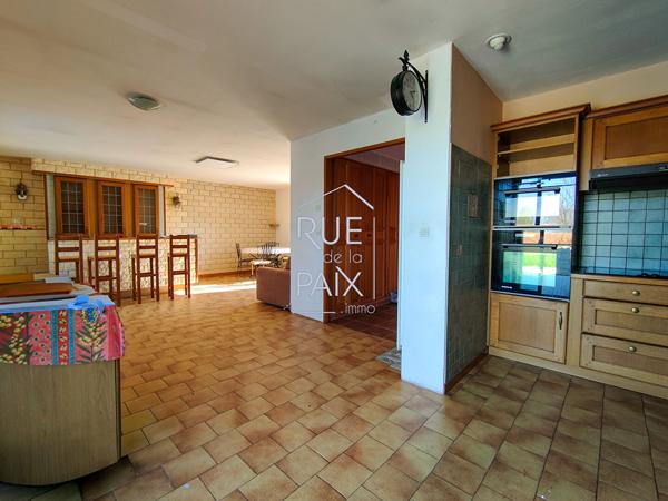 86490 COLOMBIERS Plain-pied 4 chambres, sur 2170m² de terrain avec pisicne.
