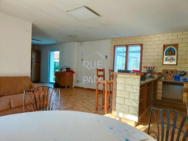 86490 COLOMBIERS Plain-pied 4 chambres, sur 2170m² de terrain avec pisicne.