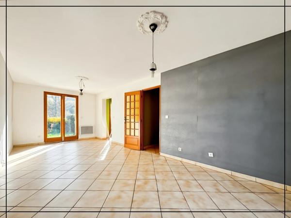 Maison avec jardin SANS VIS-À-VIS – centre village – 2 ch + bureau