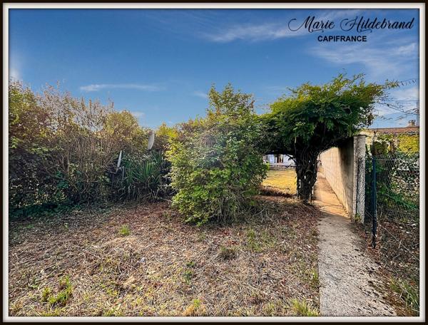 Maison avec jardin SANS VIS-À-VIS – centre village – 2 ch + bureau