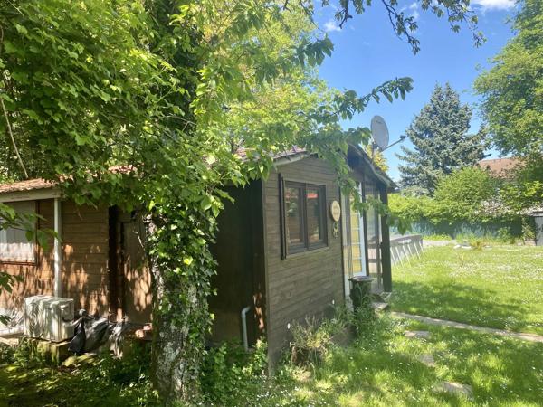 Un ensemble de petites maisons dans un hameau calme