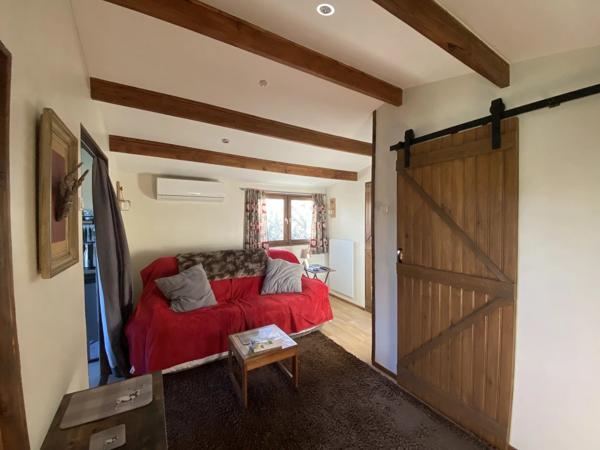 Un ensemble de petites maisons dans un hameau calme
