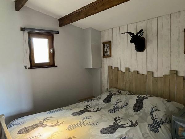 Un ensemble de petites maisons dans un hameau calme