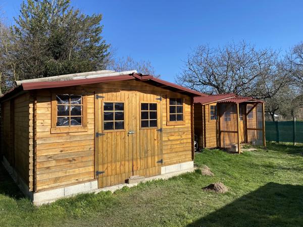 Un ensemble de petites maisons dans un hameau calme