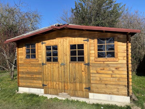 Un ensemble de petites maisons dans un hameau calme