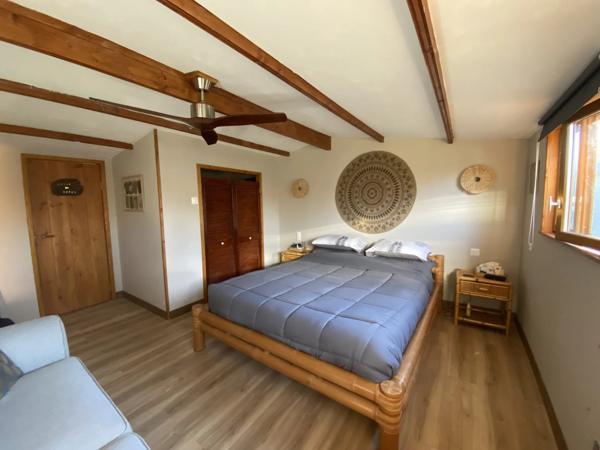 Un ensemble de petites maisons dans un hameau calme