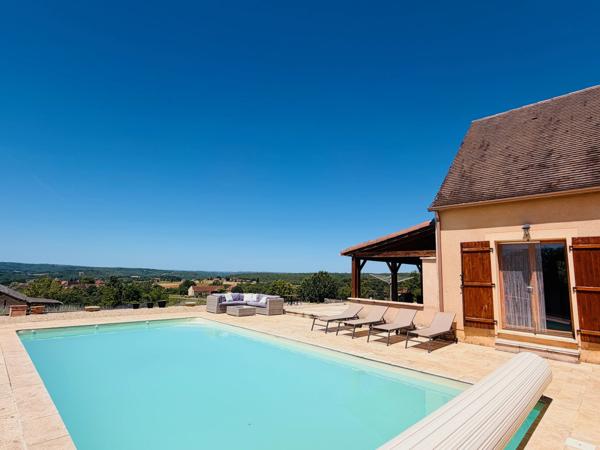 Maison 4 chambres avec piscine chauffée et vues panoramiques près de Gourdon
