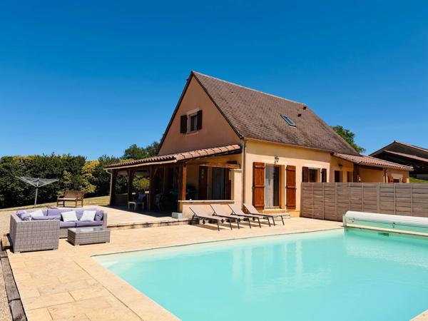 Maison 4 chambres avec piscine chauffée et vues panoramiques près de Gourdon