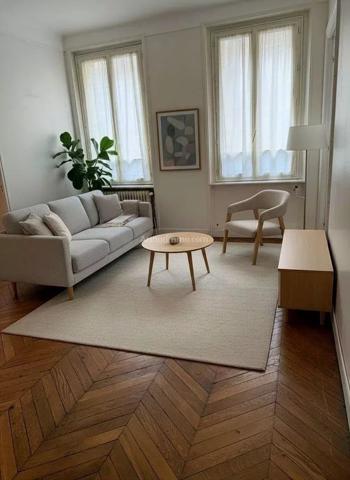 Vente                                                      Appartement
                        
                     4 pièces                      107 m2                     à Paris 5