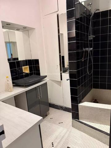 Vente                                                      Appartement
                        
                     4 pièces                      107 m2                     à Paris 5