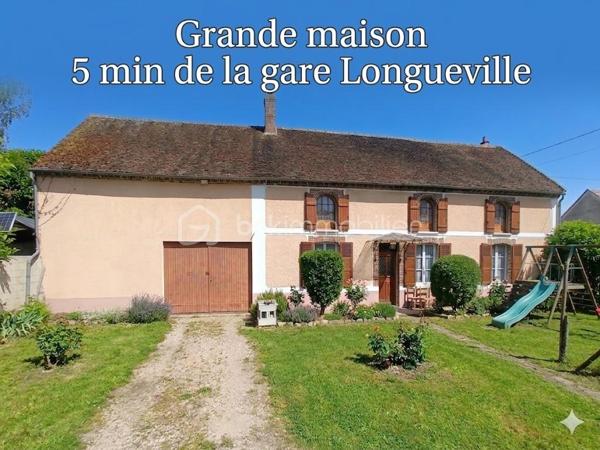 Venez découvrir cette charmante maison de style longère à fort potentiel, offrant 133 m² habitables (7 pièces, 4 chambres) avec un grand garage attenant d'environ 90 m², relié à l'habitation par une porte intérieure représentant une opportunité pour agrandir la surface habitable selon vos envies (création d'un double séjour, d'un atelier d'artiste ou d'une chambre).

Située dans une commune très calme et à seulement 5 minutes en voiture de la gare de Longueville (Zone Navigo). Liaison directe Ligne P -Paris Gare de l'Est en 60 minutes . Le compromis parfait entre le calme de la campagne et la vie active parisienne, parfait pour les télétravail ou des trajets quotidiens !

La maison est orientée plein sud et bénéficie d'une superbe lumière naturelle tout au long de la journée, elle vous offre au rez-de-chaussée :
•	Une entrée chaleureuse faisant office de salle à manger, attenante à un salon lumineux.
•	Une grande cuisine séparée. 
•	Une chambre plain-pied.
•	Une salle d'eau avec WC.
À l'Étage :
•	Trois chambres, dont une superbe pièce de 27 m² offrant le potentiel idéal pour créer une suite parentale d'exception avec grand dressing.
•	Une salle d’eau avec WC.
•	Une pièce palière desservant les chambres. 

Elle dispose aussi d’une cave, d’un grenier et d’un abri de jardin, offrant ainsi de nombreux espaces de rangement.

Le tout sur un terrain clos de 519 m² sans vis-à-vis.

L’accès au terrain peut se faire aussi bien par l’avant que par l’arrière, car il y a deux entrées distinctes ce qui offre plus de place de stationnement. 

Tout-à-l'égout. Chauffage : Poêle à bois et radiateurs électriques 
Fibre Optique raccordée. Taxe foncière : 1 218 € / an

•	Écoles & Famille : École maternelle avec garderie dans le village (idéal pour les jeunes enfants). École élémentaire, collèges et lycées à proximité immédiate avec un service de ramassage scolaire.
•	Commerces : Intermarché, station-service et pharmacie à 2 minutes en voiture.
•	Loisirs & Tourisme : À seulement 10 minutes de la cité médiévale de Provins (patrimoine mondial de l'UNESCO) avec toutes ses commodités : restaurants, cinémas, supermarchés , piscine municipale et bibliothèque. Gare routière de Provins ( Bus pour Chessy, Melun, Montereau etc)