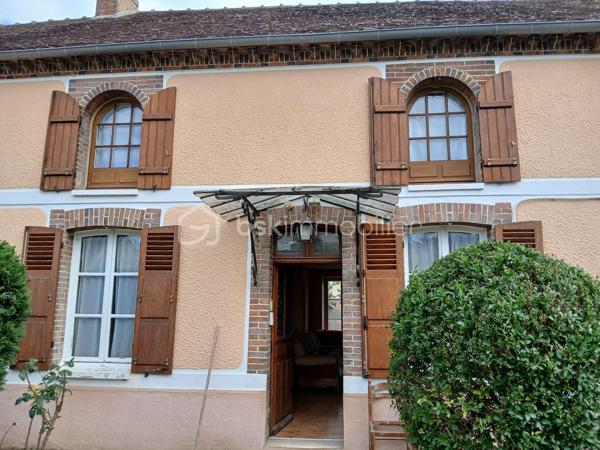 Venez découvrir cette charmante maison de style longère à fort potentiel, offrant 133 m² habitables (7 pièces, 4 chambres) avec un grand garage attenant d'environ 90 m², relié à l'habitation par une porte intérieure représentant une opportunité pour agrandir la surface habitable selon vos envies (création d'un double séjour, d'un atelier d'artiste ou d'une chambre).

Située dans une commune très calme et à seulement 5 minutes en voiture de la gare de Longueville (Zone Navigo). Liaison directe Ligne P -Paris Gare de l'Est en 60 minutes . Le compromis parfait entre le calme de la campagne et la vie active parisienne, parfait pour les télétravail ou des trajets quotidiens !

La maison est orientée plein sud et bénéficie d'une superbe lumière naturelle tout au long de la journée, elle vous offre au rez-de-chaussée :
•	Une entrée chaleureuse faisant office de salle à manger, attenante à un salon lumineux.
•	Une grande cuisine séparée. 
•	Une chambre plain-pied.
•	Une salle d'eau avec WC.
À l'Étage :
•	Trois chambres, dont une superbe pièce de 27 m² offrant le potentiel idéal pour créer une suite parentale d'exception avec grand dressing.
•	Une salle d’eau avec WC.
•	Une pièce palière desservant les chambres. 

Elle dispose aussi d’une cave, d’un grenier et d’un abri de jardin, offrant ainsi de nombreux espaces de rangement.

Le tout sur un terrain clos de 519 m² sans vis-à-vis.

L’accès au terrain peut se faire aussi bien par l’avant que par l’arrière, car il y a deux entrées distinctes ce qui offre plus de place de stationnement. 

Tout-à-l'égout. Chauffage : Poêle à bois et radiateurs électriques 
Fibre Optique raccordée. Taxe foncière : 1 218 € / an

•	Écoles & Famille : École maternelle avec garderie dans le village (idéal pour les jeunes enfants). École élémentaire, collèges et lycées à proximité immédiate avec un service de ramassage scolaire.
•	Commerces : Intermarché, station-service et pharmacie à 2 minutes en voiture.
•	Loisirs & Tourisme : À seulement 10 minutes de la cité médiévale de Provins (patrimoine mondial de l'UNESCO) avec toutes ses commodités : restaurants, cinémas, supermarchés , piscine municipale et bibliothèque. Gare routière de Provins ( Bus pour Chessy, Melun, Montereau etc)