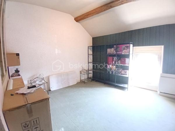 Venez découvrir cette charmante maison de style longère à fort potentiel, offrant 133 m² habitables (7 pièces, 4 chambres) avec un grand garage attenant d'environ 90 m², relié à l'habitation par une porte intérieure représentant une opportunité pour agrandir la surface habitable selon vos envies (création d'un double séjour, d'un atelier d'artiste ou d'une chambre).

Située dans une commune très calme et à seulement 5 minutes en voiture de la gare de Longueville (Zone Navigo). Liaison directe Ligne P -Paris Gare de l'Est en 60 minutes . Le compromis parfait entre le calme de la campagne et la vie active parisienne, parfait pour les télétravail ou des trajets quotidiens !

La maison est orientée plein sud et bénéficie d'une superbe lumière naturelle tout au long de la journée, elle vous offre au rez-de-chaussée :
•	Une entrée chaleureuse faisant office de salle à manger, attenante à un salon lumineux.
•	Une grande cuisine séparée. 
•	Une chambre plain-pied.
•	Une salle d'eau avec WC.
À l'Étage :
•	Trois chambres, dont une superbe pièce de 27 m² offrant le potentiel idéal pour créer une suite parentale d'exception avec grand dressing.
•	Une salle d’eau avec WC.
•	Une pièce palière desservant les chambres. 

Elle dispose aussi d’une cave, d’un grenier et d’un abri de jardin, offrant ainsi de nombreux espaces de rangement.

Le tout sur un terrain clos de 519 m² sans vis-à-vis.

L’accès au terrain peut se faire aussi bien par l’avant que par l’arrière, car il y a deux entrées distinctes ce qui offre plus de place de stationnement. 

Tout-à-l'égout. Chauffage : Poêle à bois et radiateurs électriques 
Fibre Optique raccordée. Taxe foncière : 1 218 € / an

•	Écoles & Famille : École maternelle avec garderie dans le village (idéal pour les jeunes enfants). École élémentaire, collèges et lycées à proximité immédiate avec un service de ramassage scolaire.
•	Commerces : Intermarché, station-service et pharmacie à 2 minutes en voiture.
•	Loisirs & Tourisme : À seulement 10 minutes de la cité médiévale de Provins (patrimoine mondial de l'UNESCO) avec toutes ses commodités : restaurants, cinémas, supermarchés , piscine municipale et bibliothèque. Gare routière de Provins ( Bus pour Chessy, Melun, Montereau etc)