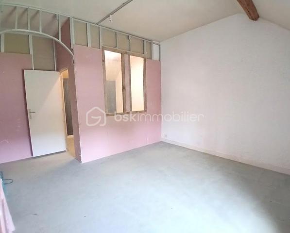 Venez découvrir cette charmante maison de style longère à fort potentiel, offrant 133 m² habitables (7 pièces, 4 chambres) avec un grand garage attenant d'environ 90 m², relié à l'habitation par une porte intérieure représentant une opportunité pour agrandir la surface habitable selon vos envies (création d'un double séjour, d'un atelier d'artiste ou d'une chambre).

Située dans une commune très calme et à seulement 5 minutes en voiture de la gare de Longueville (Zone Navigo). Liaison directe Ligne P -Paris Gare de l'Est en 60 minutes . Le compromis parfait entre le calme de la campagne et la vie active parisienne, parfait pour les télétravail ou des trajets quotidiens !

La maison est orientée plein sud et bénéficie d'une superbe lumière naturelle tout au long de la journée, elle vous offre au rez-de-chaussée :
•	Une entrée chaleureuse faisant office de salle à manger, attenante à un salon lumineux.
•	Une grande cuisine séparée. 
•	Une chambre plain-pied.
•	Une salle d'eau avec WC.
À l'Étage :
•	Trois chambres, dont une superbe pièce de 27 m² offrant le potentiel idéal pour créer une suite parentale d'exception avec grand dressing.
•	Une salle d’eau avec WC.
•	Une pièce palière desservant les chambres. 

Elle dispose aussi d’une cave, d’un grenier et d’un abri de jardin, offrant ainsi de nombreux espaces de rangement.

Le tout sur un terrain clos de 519 m² sans vis-à-vis.

L’accès au terrain peut se faire aussi bien par l’avant que par l’arrière, car il y a deux entrées distinctes ce qui offre plus de place de stationnement. 

Tout-à-l'égout. Chauffage : Poêle à bois et radiateurs électriques 
Fibre Optique raccordée. Taxe foncière : 1 218 € / an

•	Écoles & Famille : École maternelle avec garderie dans le village (idéal pour les jeunes enfants). École élémentaire, collèges et lycées à proximité immédiate avec un service de ramassage scolaire.
•	Commerces : Intermarché, station-service et pharmacie à 2 minutes en voiture.
•	Loisirs & Tourisme : À seulement 10 minutes de la cité médiévale de Provins (patrimoine mondial de l'UNESCO) avec toutes ses commodités : restaurants, cinémas, supermarchés , piscine municipale et bibliothèque. Gare routière de Provins ( Bus pour Chessy, Melun, Montereau etc)