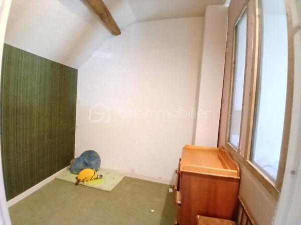 Venez découvrir cette charmante maison de style longère à fort potentiel, offrant 133 m² habitables (7 pièces, 4 chambres) avec un grand garage attenant d'environ 90 m², relié à l'habitation par une porte intérieure représentant une opportunité pour agrandir la surface habitable selon vos envies (création d'un double séjour, d'un atelier d'artiste ou d'une chambre).

Située dans une commune très calme et à seulement 5 minutes en voiture de la gare de Longueville (Zone Navigo). Liaison directe Ligne P -Paris Gare de l'Est en 60 minutes . Le compromis parfait entre le calme de la campagne et la vie active parisienne, parfait pour les télétravail ou des trajets quotidiens !

La maison est orientée plein sud et bénéficie d'une superbe lumière naturelle tout au long de la journée, elle vous offre au rez-de-chaussée :
•	Une entrée chaleureuse faisant office de salle à manger, attenante à un salon lumineux.
•	Une grande cuisine séparée. 
•	Une chambre plain-pied.
•	Une salle d'eau avec WC.
À l'Étage :
•	Trois chambres, dont une superbe pièce de 27 m² offrant le potentiel idéal pour créer une suite parentale d'exception avec grand dressing.
•	Une salle d’eau avec WC.
•	Une pièce palière desservant les chambres. 

Elle dispose aussi d’une cave, d’un grenier et d’un abri de jardin, offrant ainsi de nombreux espaces de rangement.

Le tout sur un terrain clos de 519 m² sans vis-à-vis.

L’accès au terrain peut se faire aussi bien par l’avant que par l’arrière, car il y a deux entrées distinctes ce qui offre plus de place de stationnement. 

Tout-à-l'égout. Chauffage : Poêle à bois et radiateurs électriques 
Fibre Optique raccordée. Taxe foncière : 1 218 € / an

•	Écoles & Famille : École maternelle avec garderie dans le village (idéal pour les jeunes enfants). École élémentaire, collèges et lycées à proximité immédiate avec un service de ramassage scolaire.
•	Commerces : Intermarché, station-service et pharmacie à 2 minutes en voiture.
•	Loisirs & Tourisme : À seulement 10 minutes de la cité médiévale de Provins (patrimoine mondial de l'UNESCO) avec toutes ses commodités : restaurants, cinémas, supermarchés , piscine municipale et bibliothèque. Gare routière de Provins ( Bus pour Chessy, Melun, Montereau etc)