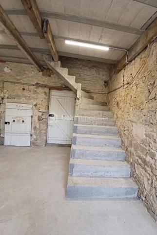 Venez découvrir cette charmante maison de style longère à fort potentiel, offrant 133 m² habitables (7 pièces, 4 chambres) avec un grand garage attenant d'environ 90 m², relié à l'habitation par une porte intérieure représentant une opportunité pour agrandir la surface habitable selon vos envies (création d'un double séjour, d'un atelier d'artiste ou d'une chambre).

Située dans une commune très calme et à seulement 5 minutes en voiture de la gare de Longueville (Zone Navigo). Liaison directe Ligne P -Paris Gare de l'Est en 60 minutes . Le compromis parfait entre le calme de la campagne et la vie active parisienne, parfait pour les télétravail ou des trajets quotidiens !

La maison est orientée plein sud et bénéficie d'une superbe lumière naturelle tout au long de la journée, elle vous offre au rez-de-chaussée :
•	Une entrée chaleureuse faisant office de salle à manger, attenante à un salon lumineux.
•	Une grande cuisine séparée. 
•	Une chambre plain-pied.
•	Une salle d'eau avec WC.
À l'Étage :
•	Trois chambres, dont une superbe pièce de 27 m² offrant le potentiel idéal pour créer une suite parentale d'exception avec grand dressing.
•	Une salle d’eau avec WC.
•	Une pièce palière desservant les chambres. 

Elle dispose aussi d’une cave, d’un grenier et d’un abri de jardin, offrant ainsi de nombreux espaces de rangement.

Le tout sur un terrain clos de 519 m² sans vis-à-vis.

L’accès au terrain peut se faire aussi bien par l’avant que par l’arrière, car il y a deux entrées distinctes ce qui offre plus de place de stationnement. 

Tout-à-l'égout. Chauffage : Poêle à bois et radiateurs électriques 
Fibre Optique raccordée. Taxe foncière : 1 218 € / an

•	Écoles & Famille : École maternelle avec garderie dans le village (idéal pour les jeunes enfants). École élémentaire, collèges et lycées à proximité immédiate avec un service de ramassage scolaire.
•	Commerces : Intermarché, station-service et pharmacie à 2 minutes en voiture.
•	Loisirs & Tourisme : À seulement 10 minutes de la cité médiévale de Provins (patrimoine mondial de l'UNESCO) avec toutes ses commodités : restaurants, cinémas, supermarchés , piscine municipale et bibliothèque. Gare routière de Provins ( Bus pour Chessy, Melun, Montereau etc)