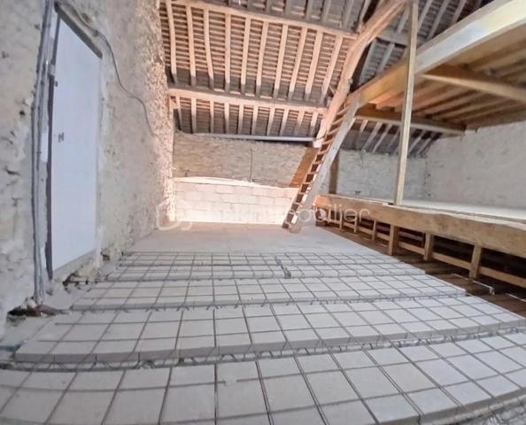 Venez découvrir cette charmante maison de style longère à fort potentiel, offrant 133 m² habitables (7 pièces, 4 chambres) avec un grand garage attenant d'environ 90 m², relié à l'habitation par une porte intérieure représentant une opportunité pour agrandir la surface habitable selon vos envies (création d'un double séjour, d'un atelier d'artiste ou d'une chambre).

Située dans une commune très calme et à seulement 5 minutes en voiture de la gare de Longueville (Zone Navigo). Liaison directe Ligne P -Paris Gare de l'Est en 60 minutes . Le compromis parfait entre le calme de la campagne et la vie active parisienne, parfait pour les télétravail ou des trajets quotidiens !

La maison est orientée plein sud et bénéficie d'une superbe lumière naturelle tout au long de la journée, elle vous offre au rez-de-chaussée :
•	Une entrée chaleureuse faisant office de salle à manger, attenante à un salon lumineux.
•	Une grande cuisine séparée. 
•	Une chambre plain-pied.
•	Une salle d'eau avec WC.
À l'Étage :
•	Trois chambres, dont une superbe pièce de 27 m² offrant le potentiel idéal pour créer une suite parentale d'exception avec grand dressing.
•	Une salle d’eau avec WC.
•	Une pièce palière desservant les chambres. 

Elle dispose aussi d’une cave, d’un grenier et d’un abri de jardin, offrant ainsi de nombreux espaces de rangement.

Le tout sur un terrain clos de 519 m² sans vis-à-vis.

L’accès au terrain peut se faire aussi bien par l’avant que par l’arrière, car il y a deux entrées distinctes ce qui offre plus de place de stationnement. 

Tout-à-l'égout. Chauffage : Poêle à bois et radiateurs électriques 
Fibre Optique raccordée. Taxe foncière : 1 218 € / an

•	Écoles & Famille : École maternelle avec garderie dans le village (idéal pour les jeunes enfants). École élémentaire, collèges et lycées à proximité immédiate avec un service de ramassage scolaire.
•	Commerces : Intermarché, station-service et pharmacie à 2 minutes en voiture.
•	Loisirs & Tourisme : À seulement 10 minutes de la cité médiévale de Provins (patrimoine mondial de l'UNESCO) avec toutes ses commodités : restaurants, cinémas, supermarchés , piscine municipale et bibliothèque. Gare routière de Provins ( Bus pour Chessy, Melun, Montereau etc)