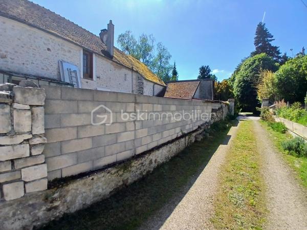 Venez découvrir cette charmante maison de style longère à fort potentiel, offrant 133 m² habitables (7 pièces, 4 chambres) avec un grand garage attenant d'environ 90 m², relié à l'habitation par une porte intérieure représentant une opportunité pour agrandir la surface habitable selon vos envies (création d'un double séjour, d'un atelier d'artiste ou d'une chambre).

Située dans une commune très calme et à seulement 5 minutes en voiture de la gare de Longueville (Zone Navigo). Liaison directe Ligne P -Paris Gare de l'Est en 60 minutes . Le compromis parfait entre le calme de la campagne et la vie active parisienne, parfait pour les télétravail ou des trajets quotidiens !

La maison est orientée plein sud et bénéficie d'une superbe lumière naturelle tout au long de la journée, elle vous offre au rez-de-chaussée :
•	Une entrée chaleureuse faisant office de salle à manger, attenante à un salon lumineux.
•	Une grande cuisine séparée. 
•	Une chambre plain-pied.
•	Une salle d'eau avec WC.
À l'Étage :
•	Trois chambres, dont une superbe pièce de 27 m² offrant le potentiel idéal pour créer une suite parentale d'exception avec grand dressing.
•	Une salle d’eau avec WC.
•	Une pièce palière desservant les chambres. 

Elle dispose aussi d’une cave, d’un grenier et d’un abri de jardin, offrant ainsi de nombreux espaces de rangement.

Le tout sur un terrain clos de 519 m² sans vis-à-vis.

L’accès au terrain peut se faire aussi bien par l’avant que par l’arrière, car il y a deux entrées distinctes ce qui offre plus de place de stationnement. 

Tout-à-l'égout. Chauffage : Poêle à bois et radiateurs électriques 
Fibre Optique raccordée. Taxe foncière : 1 218 € / an

•	Écoles & Famille : École maternelle avec garderie dans le village (idéal pour les jeunes enfants). École élémentaire, collèges et lycées à proximité immédiate avec un service de ramassage scolaire.
•	Commerces : Intermarché, station-service et pharmacie à 2 minutes en voiture.
•	Loisirs & Tourisme : À seulement 10 minutes de la cité médiévale de Provins (patrimoine mondial de l'UNESCO) avec toutes ses commodités : restaurants, cinémas, supermarchés , piscine municipale et bibliothèque. Gare routière de Provins ( Bus pour Chessy, Melun, Montereau etc)