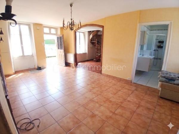 Venez découvrir cette charmante maison de style longère à fort potentiel, offrant 133 m² habitables (7 pièces, 4 chambres) avec un grand garage attenant d'environ 90 m², relié à l'habitation par une porte intérieure représentant une opportunité pour agrandir la surface habitable selon vos envies (création d'un double séjour, d'un atelier d'artiste ou d'une chambre).

Située dans une commune très calme et à seulement 5 minutes en voiture de la gare de Longueville (Zone Navigo). Liaison directe Ligne P -Paris Gare de l'Est en 60 minutes . Le compromis parfait entre le calme de la campagne et la vie active parisienne, parfait pour les télétravail ou des trajets quotidiens !

La maison est orientée plein sud et bénéficie d'une superbe lumière naturelle tout au long de la journée, elle vous offre au rez-de-chaussée :
•	Une entrée chaleureuse faisant office de salle à manger, attenante à un salon lumineux.
•	Une grande cuisine séparée. 
•	Une chambre plain-pied.
•	Une salle d'eau avec WC.
À l'Étage :
•	Trois chambres, dont une superbe pièce de 27 m² offrant le potentiel idéal pour créer une suite parentale d'exception avec grand dressing.
•	Une salle d’eau avec WC.
•	Une pièce palière desservant les chambres. 

Elle dispose aussi d’une cave, d’un grenier et d’un abri de jardin, offrant ainsi de nombreux espaces de rangement.

Le tout sur un terrain clos de 519 m² sans vis-à-vis.

L’accès au terrain peut se faire aussi bien par l’avant que par l’arrière, car il y a deux entrées distinctes ce qui offre plus de place de stationnement. 

Tout-à-l'égout. Chauffage : Poêle à bois et radiateurs électriques 
Fibre Optique raccordée. Taxe foncière : 1 218 € / an

•	Écoles & Famille : École maternelle avec garderie dans le village (idéal pour les jeunes enfants). École élémentaire, collèges et lycées à proximité immédiate avec un service de ramassage scolaire.
•	Commerces : Intermarché, station-service et pharmacie à 2 minutes en voiture.
•	Loisirs & Tourisme : À seulement 10 minutes de la cité médiévale de Provins (patrimoine mondial de l'UNESCO) avec toutes ses commodités : restaurants, cinémas, supermarchés , piscine municipale et bibliothèque. Gare routière de Provins ( Bus pour Chessy, Melun, Montereau etc)