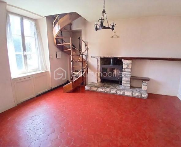 Venez découvrir cette charmante maison de style longère à fort potentiel, offrant 133 m² habitables (7 pièces, 4 chambres) avec un grand garage attenant d'environ 90 m², relié à l'habitation par une porte intérieure représentant une opportunité pour agrandir la surface habitable selon vos envies (création d'un double séjour, d'un atelier d'artiste ou d'une chambre).

Située dans une commune très calme et à seulement 5 minutes en voiture de la gare de Longueville (Zone Navigo). Liaison directe Ligne P -Paris Gare de l'Est en 60 minutes . Le compromis parfait entre le calme de la campagne et la vie active parisienne, parfait pour les télétravail ou des trajets quotidiens !

La maison est orientée plein sud et bénéficie d'une superbe lumière naturelle tout au long de la journée, elle vous offre au rez-de-chaussée :
•	Une entrée chaleureuse faisant office de salle à manger, attenante à un salon lumineux.
•	Une grande cuisine séparée. 
•	Une chambre plain-pied.
•	Une salle d'eau avec WC.
À l'Étage :
•	Trois chambres, dont une superbe pièce de 27 m² offrant le potentiel idéal pour créer une suite parentale d'exception avec grand dressing.
•	Une salle d’eau avec WC.
•	Une pièce palière desservant les chambres. 

Elle dispose aussi d’une cave, d’un grenier et d’un abri de jardin, offrant ainsi de nombreux espaces de rangement.

Le tout sur un terrain clos de 519 m² sans vis-à-vis.

L’accès au terrain peut se faire aussi bien par l’avant que par l’arrière, car il y a deux entrées distinctes ce qui offre plus de place de stationnement. 

Tout-à-l'égout. Chauffage : Poêle à bois et radiateurs électriques 
Fibre Optique raccordée. Taxe foncière : 1 218 € / an

•	Écoles & Famille : École maternelle avec garderie dans le village (idéal pour les jeunes enfants). École élémentaire, collèges et lycées à proximité immédiate avec un service de ramassage scolaire.
•	Commerces : Intermarché, station-service et pharmacie à 2 minutes en voiture.
•	Loisirs & Tourisme : À seulement 10 minutes de la cité médiévale de Provins (patrimoine mondial de l'UNESCO) avec toutes ses commodités : restaurants, cinémas, supermarchés , piscine municipale et bibliothèque. Gare routière de Provins ( Bus pour Chessy, Melun, Montereau etc)