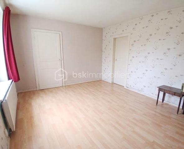 Venez découvrir cette charmante maison de style longère à fort potentiel, offrant 133 m² habitables (7 pièces, 4 chambres) avec un grand garage attenant d'environ 90 m², relié à l'habitation par une porte intérieure représentant une opportunité pour agrandir la surface habitable selon vos envies (création d'un double séjour, d'un atelier d'artiste ou d'une chambre).

Située dans une commune très calme et à seulement 5 minutes en voiture de la gare de Longueville (Zone Navigo). Liaison directe Ligne P -Paris Gare de l'Est en 60 minutes . Le compromis parfait entre le calme de la campagne et la vie active parisienne, parfait pour les télétravail ou des trajets quotidiens !

La maison est orientée plein sud et bénéficie d'une superbe lumière naturelle tout au long de la journée, elle vous offre au rez-de-chaussée :
•	Une entrée chaleureuse faisant office de salle à manger, attenante à un salon lumineux.
•	Une grande cuisine séparée. 
•	Une chambre plain-pied.
•	Une salle d'eau avec WC.
À l'Étage :
•	Trois chambres, dont une superbe pièce de 27 m² offrant le potentiel idéal pour créer une suite parentale d'exception avec grand dressing.
•	Une salle d’eau avec WC.
•	Une pièce palière desservant les chambres. 

Elle dispose aussi d’une cave, d’un grenier et d’un abri de jardin, offrant ainsi de nombreux espaces de rangement.

Le tout sur un terrain clos de 519 m² sans vis-à-vis.

L’accès au terrain peut se faire aussi bien par l’avant que par l’arrière, car il y a deux entrées distinctes ce qui offre plus de place de stationnement. 

Tout-à-l'égout. Chauffage : Poêle à bois et radiateurs électriques 
Fibre Optique raccordée. Taxe foncière : 1 218 € / an

•	Écoles & Famille : École maternelle avec garderie dans le village (idéal pour les jeunes enfants). École élémentaire, collèges et lycées à proximité immédiate avec un service de ramassage scolaire.
•	Commerces : Intermarché, station-service et pharmacie à 2 minutes en voiture.
•	Loisirs & Tourisme : À seulement 10 minutes de la cité médiévale de Provins (patrimoine mondial de l'UNESCO) avec toutes ses commodités : restaurants, cinémas, supermarchés , piscine municipale et bibliothèque. Gare routière de Provins ( Bus pour Chessy, Melun, Montereau etc)