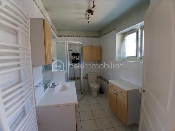 Venez découvrir cette charmante maison de style longère à fort potentiel, offrant 133 m² habitables (7 pièces, 4 chambres) avec un grand garage attenant d'environ 90 m², relié à l'habitation par une porte intérieure représentant une opportunité pour agrandir la surface habitable selon vos envies (création d'un double séjour, d'un atelier d'artiste ou d'une chambre).

Située dans une commune très calme et à seulement 5 minutes en voiture de la gare de Longueville (Zone Navigo). Liaison directe Ligne P -Paris Gare de l'Est en 60 minutes . Le compromis parfait entre le calme de la campagne et la vie active parisienne, parfait pour les télétravail ou des trajets quotidiens !

La maison est orientée plein sud et bénéficie d'une superbe lumière naturelle tout au long de la journée, elle vous offre au rez-de-chaussée :
•	Une entrée chaleureuse faisant office de salle à manger, attenante à un salon lumineux.
•	Une grande cuisine séparée. 
•	Une chambre plain-pied.
•	Une salle d'eau avec WC.
À l'Étage :
•	Trois chambres, dont une superbe pièce de 27 m² offrant le potentiel idéal pour créer une suite parentale d'exception avec grand dressing.
•	Une salle d’eau avec WC.
•	Une pièce palière desservant les chambres. 

Elle dispose aussi d’une cave, d’un grenier et d’un abri de jardin, offrant ainsi de nombreux espaces de rangement.

Le tout sur un terrain clos de 519 m² sans vis-à-vis.

L’accès au terrain peut se faire aussi bien par l’avant que par l’arrière, car il y a deux entrées distinctes ce qui offre plus de place de stationnement. 

Tout-à-l'égout. Chauffage : Poêle à bois et radiateurs électriques 
Fibre Optique raccordée. Taxe foncière : 1 218 € / an

•	Écoles & Famille : École maternelle avec garderie dans le village (idéal pour les jeunes enfants). École élémentaire, collèges et lycées à proximité immédiate avec un service de ramassage scolaire.
•	Commerces : Intermarché, station-service et pharmacie à 2 minutes en voiture.
•	Loisirs & Tourisme : À seulement 10 minutes de la cité médiévale de Provins (patrimoine mondial de l'UNESCO) avec toutes ses commodités : restaurants, cinémas, supermarchés , piscine municipale et bibliothèque. Gare routière de Provins ( Bus pour Chessy, Melun, Montereau etc)