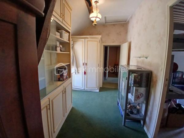 Venez découvrir cette charmante maison de style longère à fort potentiel, offrant 133 m² habitables (7 pièces, 4 chambres) avec un grand garage attenant d'environ 90 m², relié à l'habitation par une porte intérieure représentant une opportunité pour agrandir la surface habitable selon vos envies (création d'un double séjour, d'un atelier d'artiste ou d'une chambre).

Située dans une commune très calme et à seulement 5 minutes en voiture de la gare de Longueville (Zone Navigo). Liaison directe Ligne P -Paris Gare de l'Est en 60 minutes . Le compromis parfait entre le calme de la campagne et la vie active parisienne, parfait pour les télétravail ou des trajets quotidiens !

La maison est orientée plein sud et bénéficie d'une superbe lumière naturelle tout au long de la journée, elle vous offre au rez-de-chaussée :
•	Une entrée chaleureuse faisant office de salle à manger, attenante à un salon lumineux.
•	Une grande cuisine séparée. 
•	Une chambre plain-pied.
•	Une salle d'eau avec WC.
À l'Étage :
•	Trois chambres, dont une superbe pièce de 27 m² offrant le potentiel idéal pour créer une suite parentale d'exception avec grand dressing.
•	Une salle d’eau avec WC.
•	Une pièce palière desservant les chambres. 

Elle dispose aussi d’une cave, d’un grenier et d’un abri de jardin, offrant ainsi de nombreux espaces de rangement.

Le tout sur un terrain clos de 519 m² sans vis-à-vis.

L’accès au terrain peut se faire aussi bien par l’avant que par l’arrière, car il y a deux entrées distinctes ce qui offre plus de place de stationnement. 

Tout-à-l'égout. Chauffage : Poêle à bois et radiateurs électriques 
Fibre Optique raccordée. Taxe foncière : 1 218 € / an

•	Écoles & Famille : École maternelle avec garderie dans le village (idéal pour les jeunes enfants). École élémentaire, collèges et lycées à proximité immédiate avec un service de ramassage scolaire.
•	Commerces : Intermarché, station-service et pharmacie à 2 minutes en voiture.
•	Loisirs & Tourisme : À seulement 10 minutes de la cité médiévale de Provins (patrimoine mondial de l'UNESCO) avec toutes ses commodités : restaurants, cinémas, supermarchés , piscine municipale et bibliothèque. Gare routière de Provins ( Bus pour Chessy, Melun, Montereau etc)