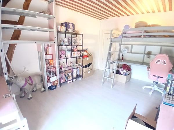 Venez découvrir cette charmante maison de style longère à fort potentiel, offrant 133 m² habitables (7 pièces, 4 chambres) avec un grand garage attenant d'environ 90 m², relié à l'habitation par une porte intérieure représentant une opportunité pour agrandir la surface habitable selon vos envies (création d'un double séjour, d'un atelier d'artiste ou d'une chambre).

Située dans une commune très calme et à seulement 5 minutes en voiture de la gare de Longueville (Zone Navigo). Liaison directe Ligne P -Paris Gare de l'Est en 60 minutes . Le compromis parfait entre le calme de la campagne et la vie active parisienne, parfait pour les télétravail ou des trajets quotidiens !

La maison est orientée plein sud et bénéficie d'une superbe lumière naturelle tout au long de la journée, elle vous offre au rez-de-chaussée :
•	Une entrée chaleureuse faisant office de salle à manger, attenante à un salon lumineux.
•	Une grande cuisine séparée. 
•	Une chambre plain-pied.
•	Une salle d'eau avec WC.
À l'Étage :
•	Trois chambres, dont une superbe pièce de 27 m² offrant le potentiel idéal pour créer une suite parentale d'exception avec grand dressing.
•	Une salle d’eau avec WC.
•	Une pièce palière desservant les chambres. 

Elle dispose aussi d’une cave, d’un grenier et d’un abri de jardin, offrant ainsi de nombreux espaces de rangement.

Le tout sur un terrain clos de 519 m² sans vis-à-vis.

L’accès au terrain peut se faire aussi bien par l’avant que par l’arrière, car il y a deux entrées distinctes ce qui offre plus de place de stationnement. 

Tout-à-l'égout. Chauffage : Poêle à bois et radiateurs électriques 
Fibre Optique raccordée. Taxe foncière : 1 218 € / an

•	Écoles & Famille : École maternelle avec garderie dans le village (idéal pour les jeunes enfants). École élémentaire, collèges et lycées à proximité immédiate avec un service de ramassage scolaire.
•	Commerces : Intermarché, station-service et pharmacie à 2 minutes en voiture.
•	Loisirs & Tourisme : À seulement 10 minutes de la cité médiévale de Provins (patrimoine mondial de l'UNESCO) avec toutes ses commodités : restaurants, cinémas, supermarchés , piscine municipale et bibliothèque. Gare routière de Provins ( Bus pour Chessy, Melun, Montereau etc)