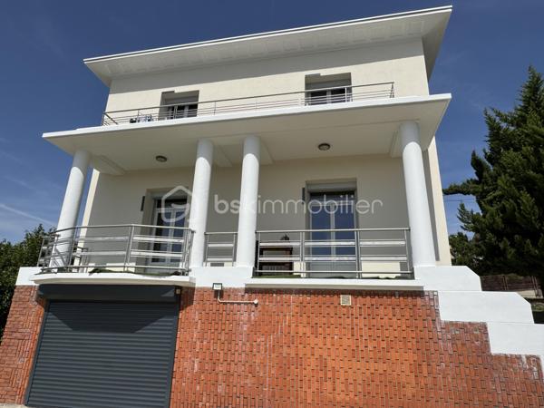 Venez découvrir cette maison de 1935 entièrement rénovée, édifiée sur une parcelle d’environ 800 m² et offrant une vue exceptionnelle sur la vallée de la Seine. Elle conjugue avec élégance le charme de l’ancien et le confort contemporain, dans un cadre privilégié.

Au rez-de-chaussée, l’entrée avec placard ouvre sur une cuisine ouverte et un vaste séjour / salle à manger d’environ 50 m², sublimé par une belle hauteur sous plafond ainsi qu'une cheminée pour les soirées d'hiver. L’espace de vie se prolonge sur un balcon, idéal pour profiter du panorama, se détendre ou partager des repas en plein air. Ce niveau comprend également une salle d’eau avec WC ainsi qu’un bureau pouvant aisément servir de chambre d’appoint.

À l’étage, un palier dessert trois chambres, dont une suite parentale avec sa salle d’eau et son dressing attenants. Vous y trouverez également une buanderie et une salle de bains avec WC, pensées pour un quotidien pratique et fonctionnel.

Le sous-sol offre un garage, un débarras, un local technique et une grande pièce entièrement aménageable. Cet espace peut être transformé en studio ou en espace indépendant selon vos besoins : salle de jeux, bureau, chambre, atelier, etc.

Rénovations récentes : ravalement de façade, portail électrique, chaudière neuve, toiture refaite il y a environ 10 ans, fenêtres en double vitrage, stores électriques avec télécommande, porte blindée et alarme, possibilité de stationner jusqu'à 4 vehicules sur la propriété.

Situation pratique : à proximité des commerces et des écoles, à environ 15 minutes à pied de la gare de La Frette–Montigny (20mn de la gare de PARIS St LAZARRE avec la ligne J) et à 10 minutes en voiture de la gare de Montigny–Beauchamp (RER C)